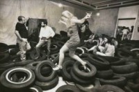 „Dvorište” Alena Kaproua je hepening iz 1961. godine. Umetnik je ispunio dvorište Marta Džekson galerije automobilskim gumama i objektima uvijenim u crni katranizovani papir. Posetioce je tom prilikom pozvao da pomeraju gume i da se penju po njima.